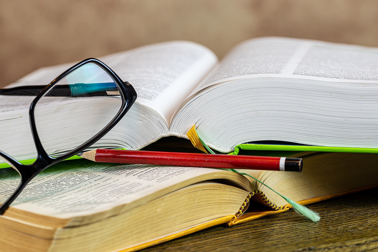 Book + glasses: Myriams Photos, pixabay